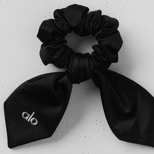 ALO Yoga Airlift Rhythm Scrunchie